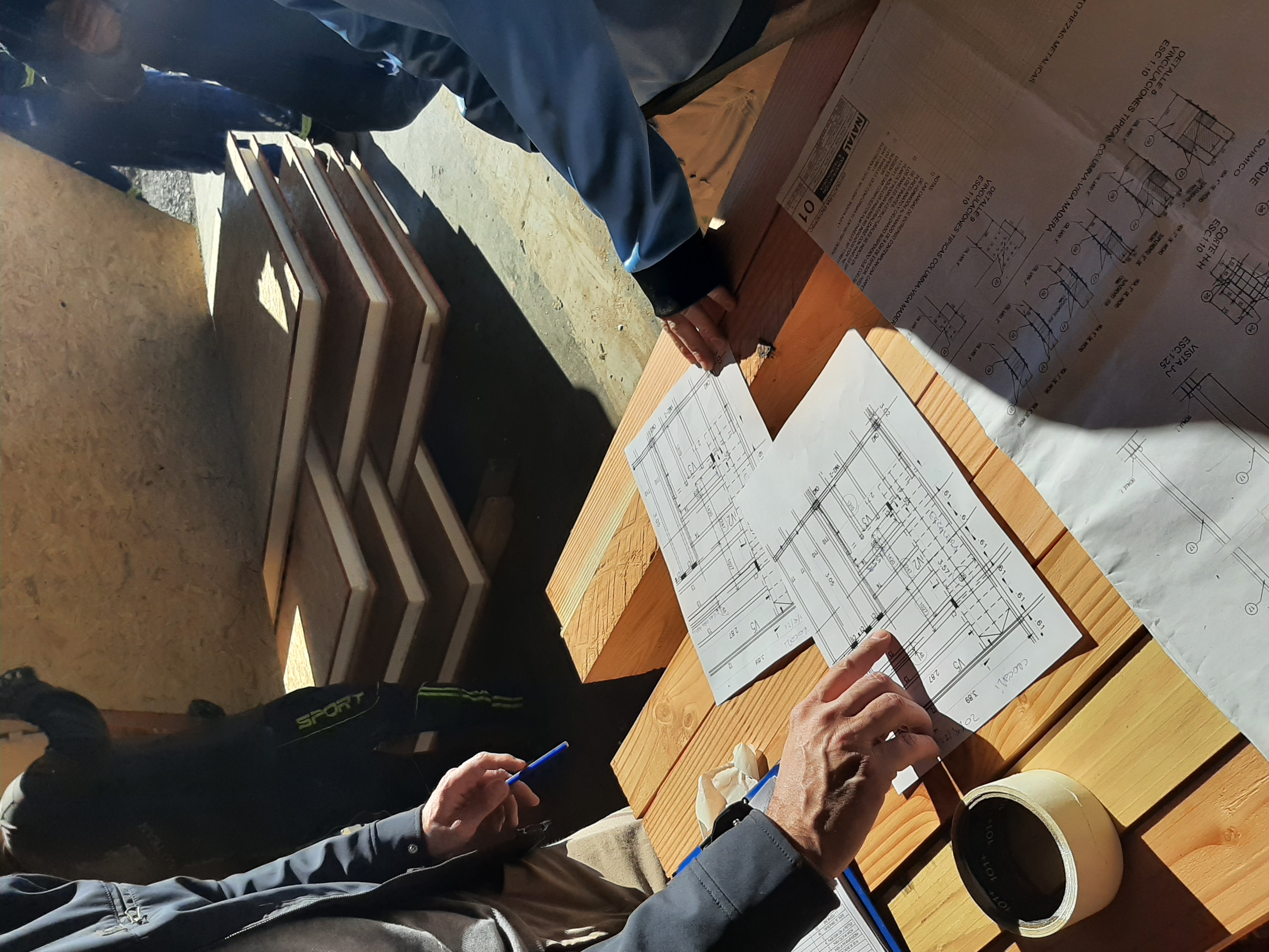 Personal de NATAL junto a arquitectos, produciendo casas en fábrica.