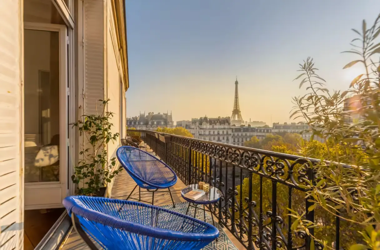 Balcon parisien avec vue sur la Tour Eiffel – Home Select, chasseur d’appartements à Paris.