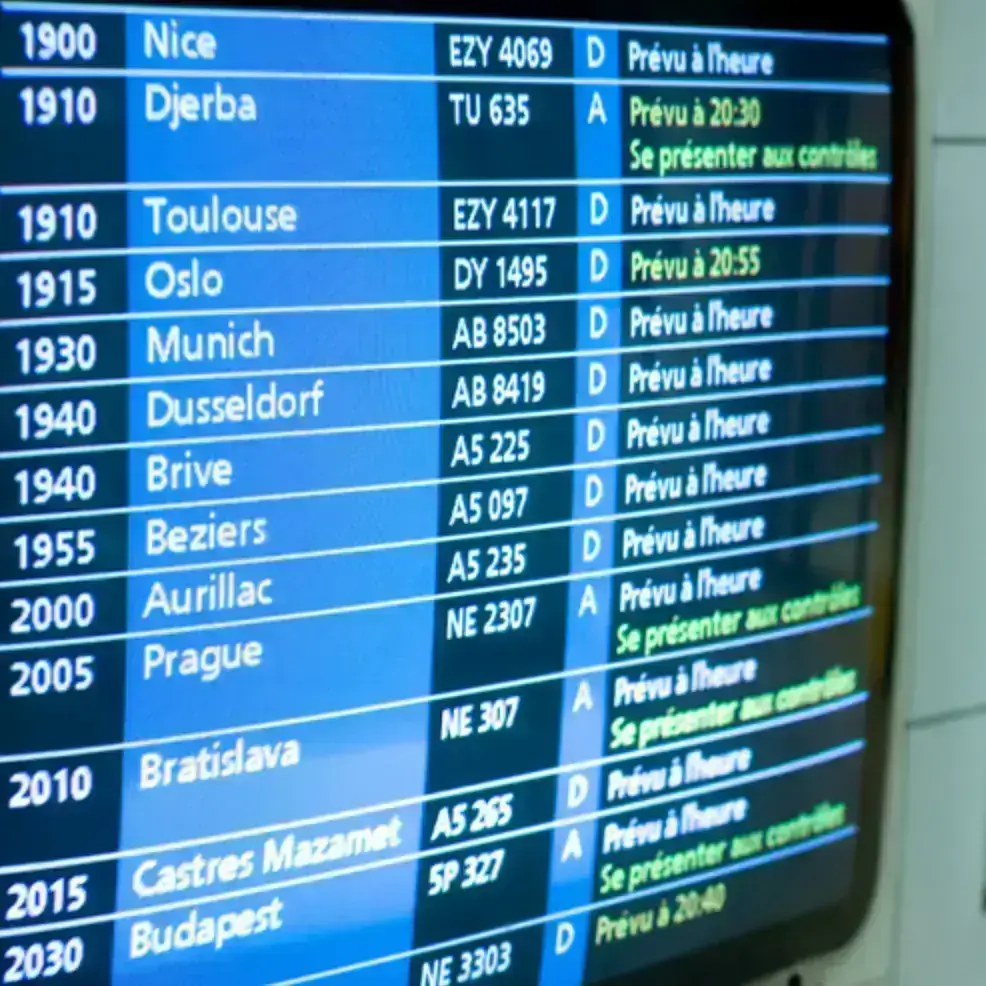 Image d'un écran des arrivées de vols dans un aéroport