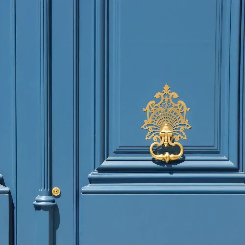 Porte Bleu avec poignée dorée d'un immeuble parisien