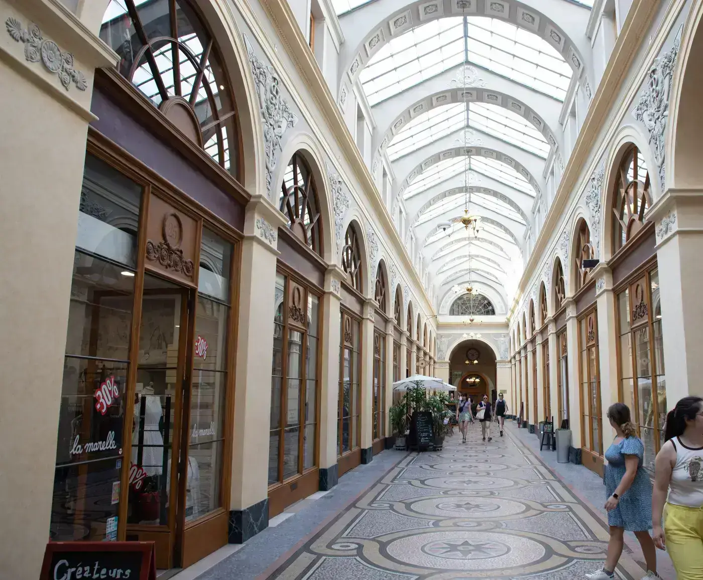 La Pyramide du Louvre illuminée dans le 1er arrondissement de Paris, un point de repère emblématique près du musée du Louvre