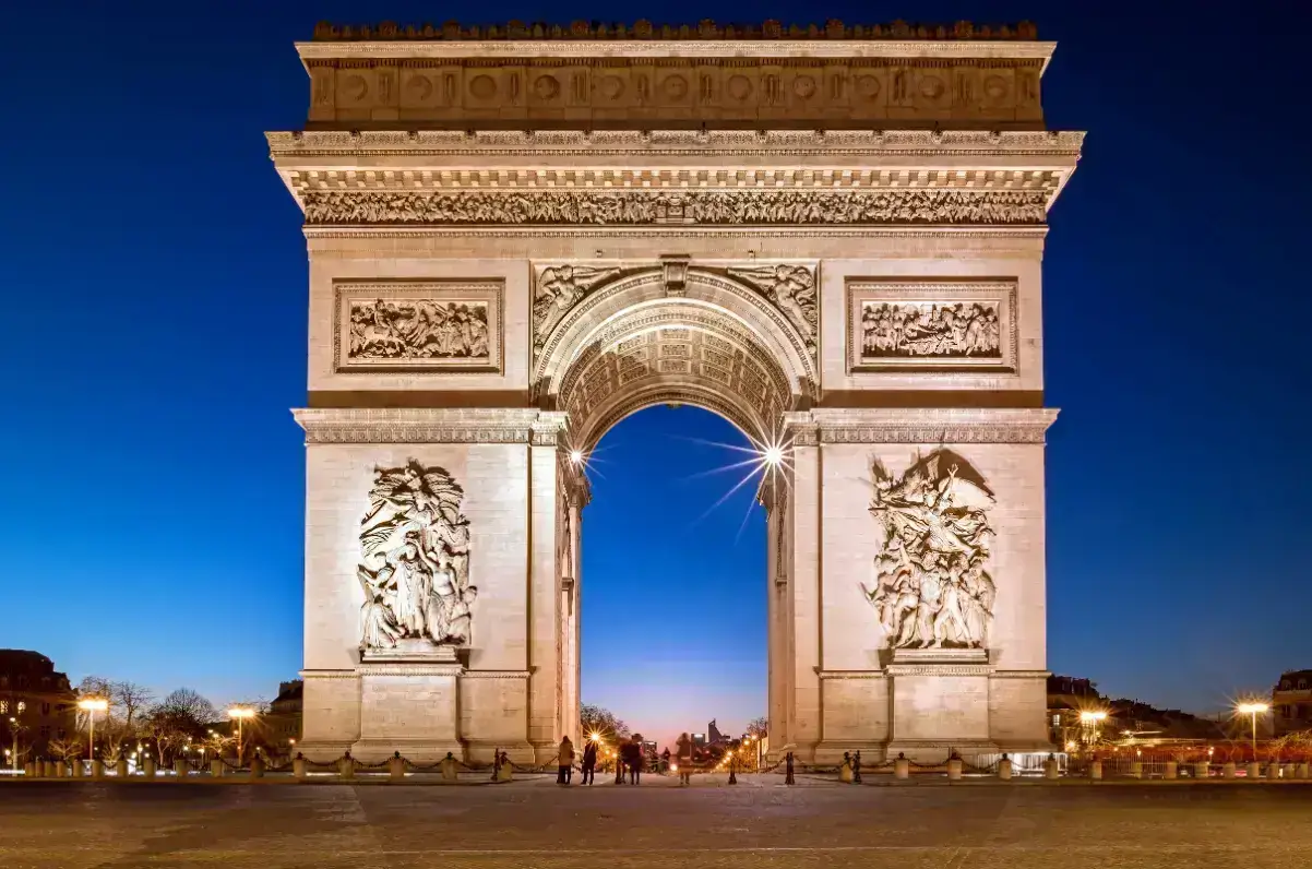 Arc de Triomphe illuminé de nuit - Paris 8e