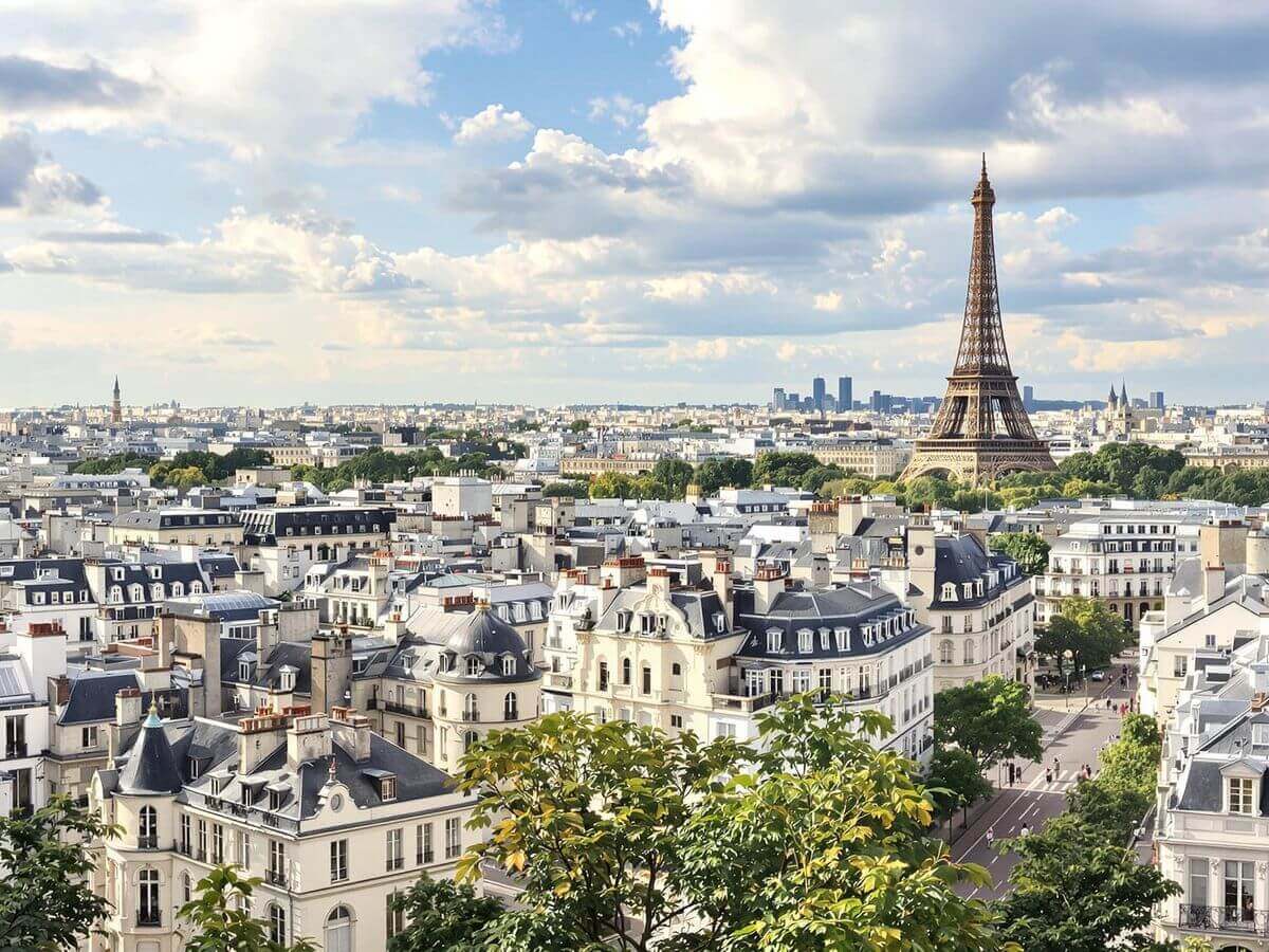 Vue de Paris avec la Tour Eiffel et les rues pittoresques.