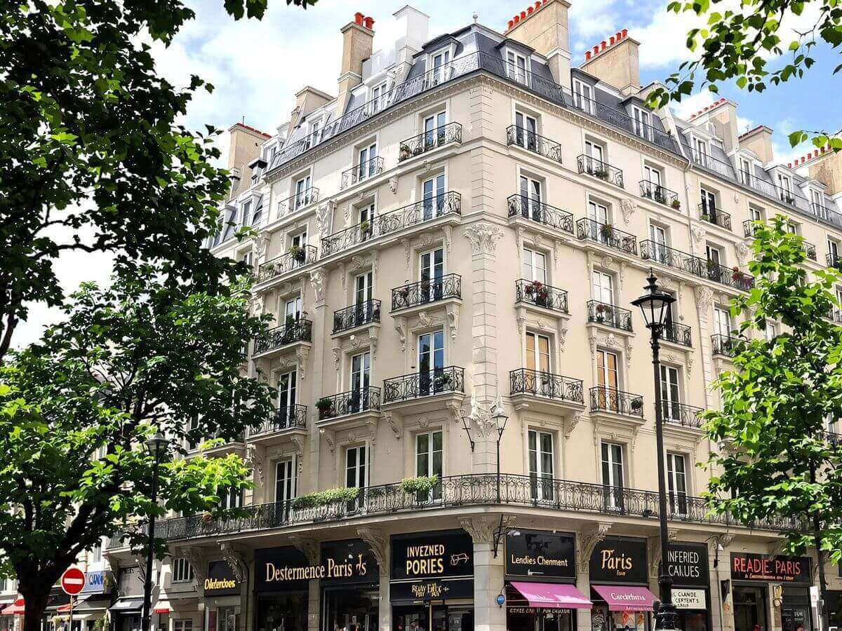 Image d'un immeuble parisien classique.
