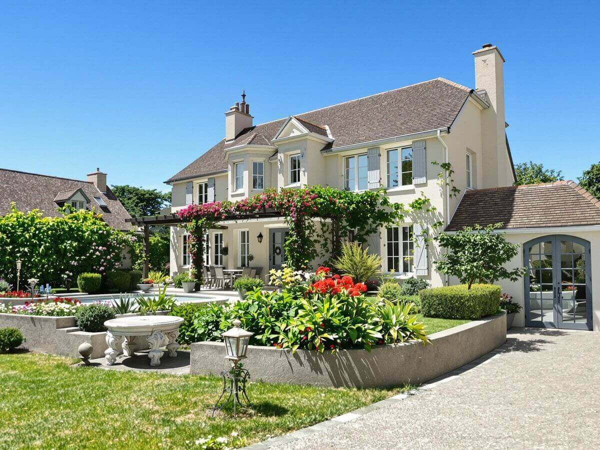 Villa moderne en France avec jardin paysager
