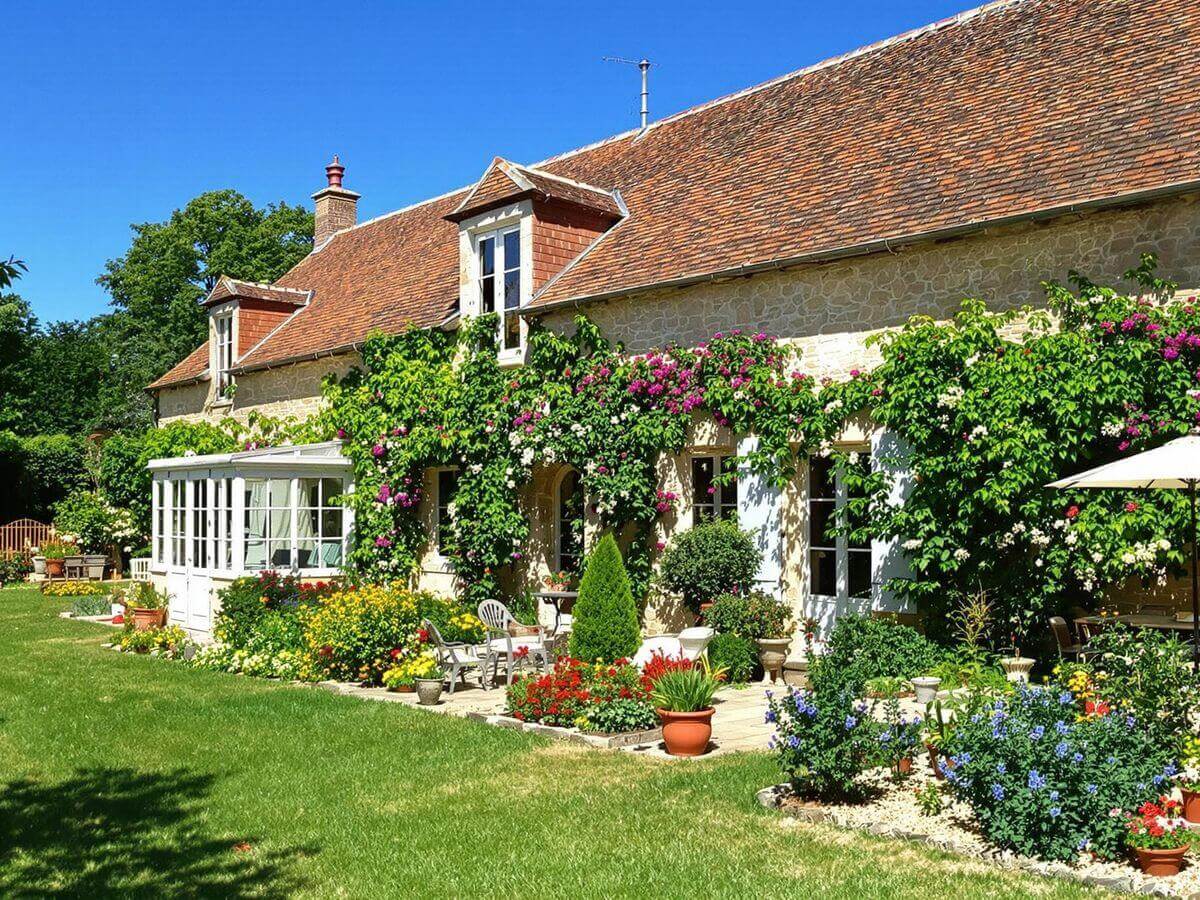 Maison secondaire en France avec jardin verdoyant.