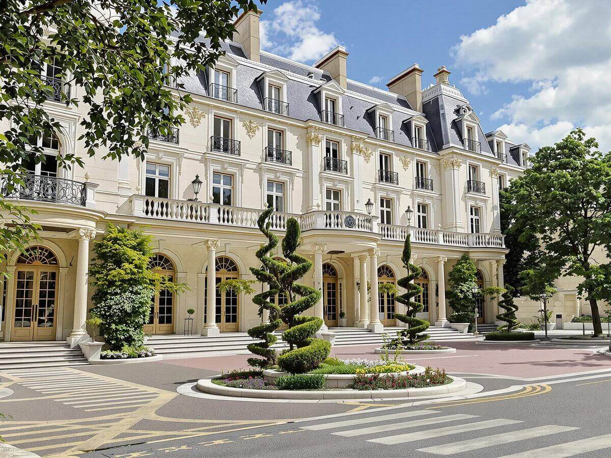 Propriété luxueuse à Paris avec jardin et balcons.