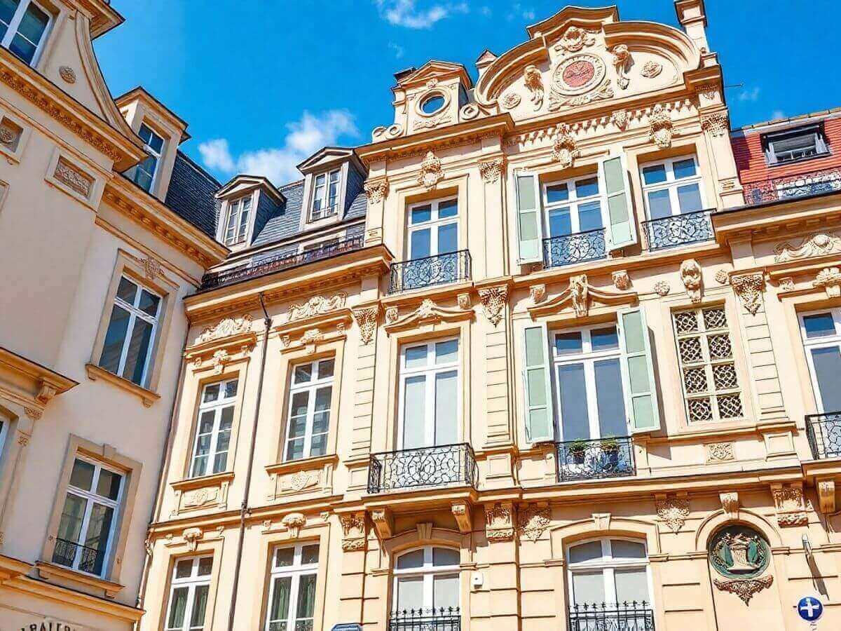 Bâtiment historique rénové avec architecture élégante.
