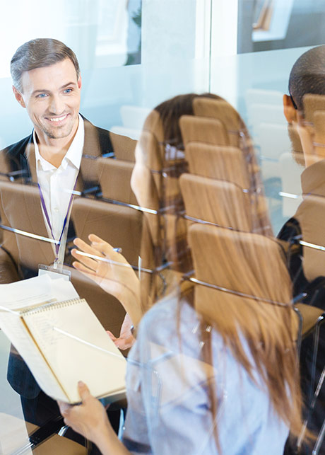 GCN adviser meeting with a founder about investor marketing