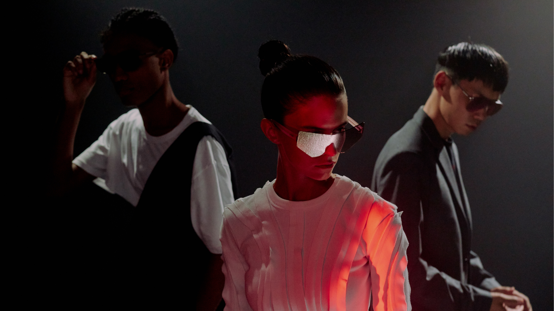 BİZ KİMİZ VE NE YAPIYORUZ ?