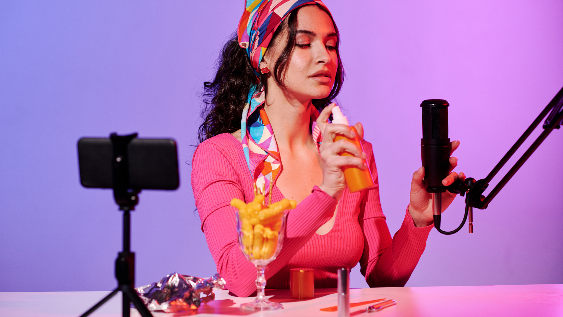 BİZ KİMİZ VE NE YAPIYORUZ ?