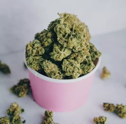 Cannabis Blüten als Eiskugel