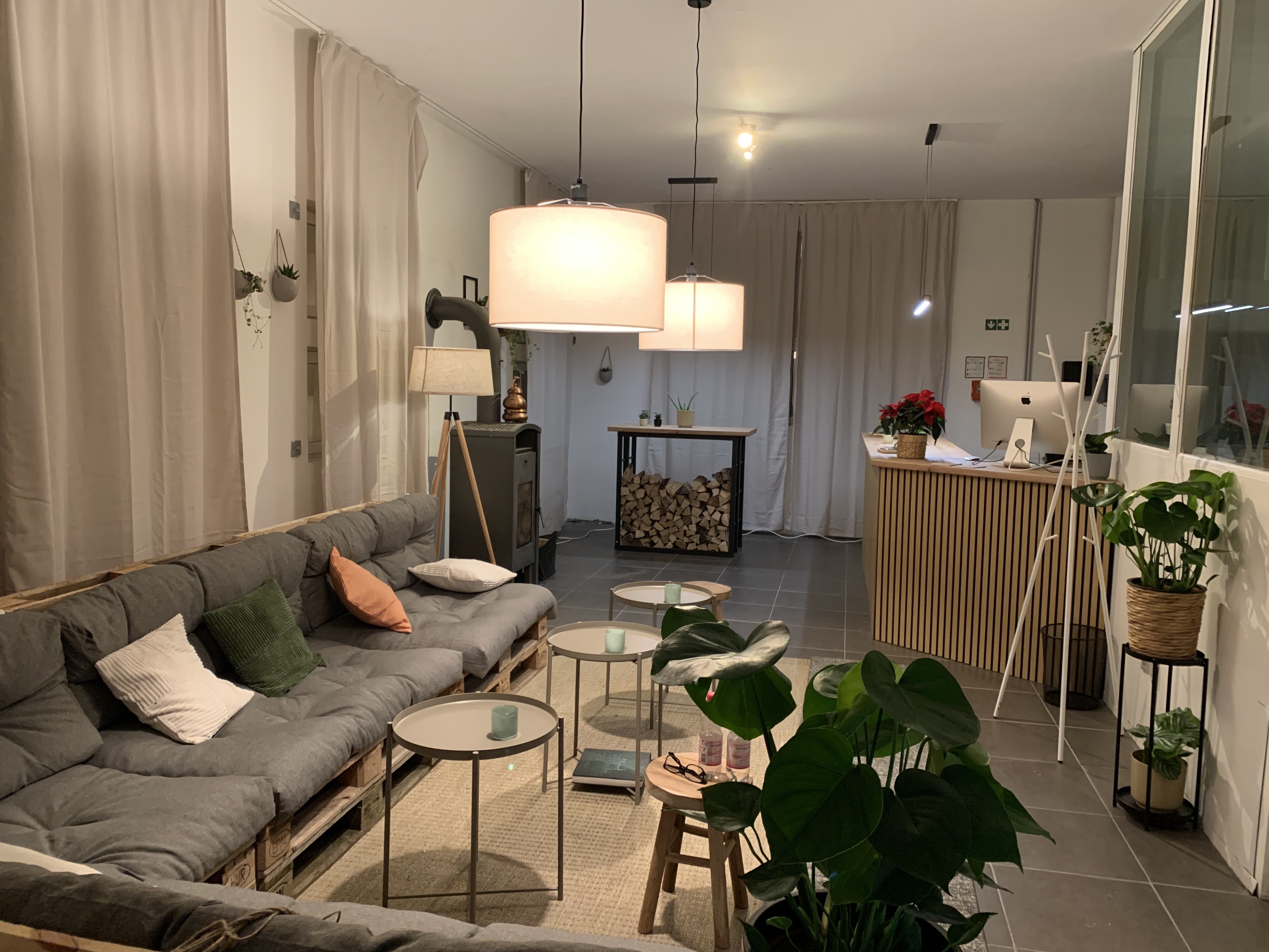 Unser Verein hat am vergangenen Wochenende erfolgreich seine erste Abgabe durchgeführt – ein wichtiger Meilenstein nach Monaten der Vorbereitung. Im Blogpost geben wir einen Einblick in den Ablauf der ersten Ausgabe, den großen Andrang vor Ort, die fertig eingerichtete Abgabestelle sowie die sachliche Presseberichterstattung der regionalen Medien.