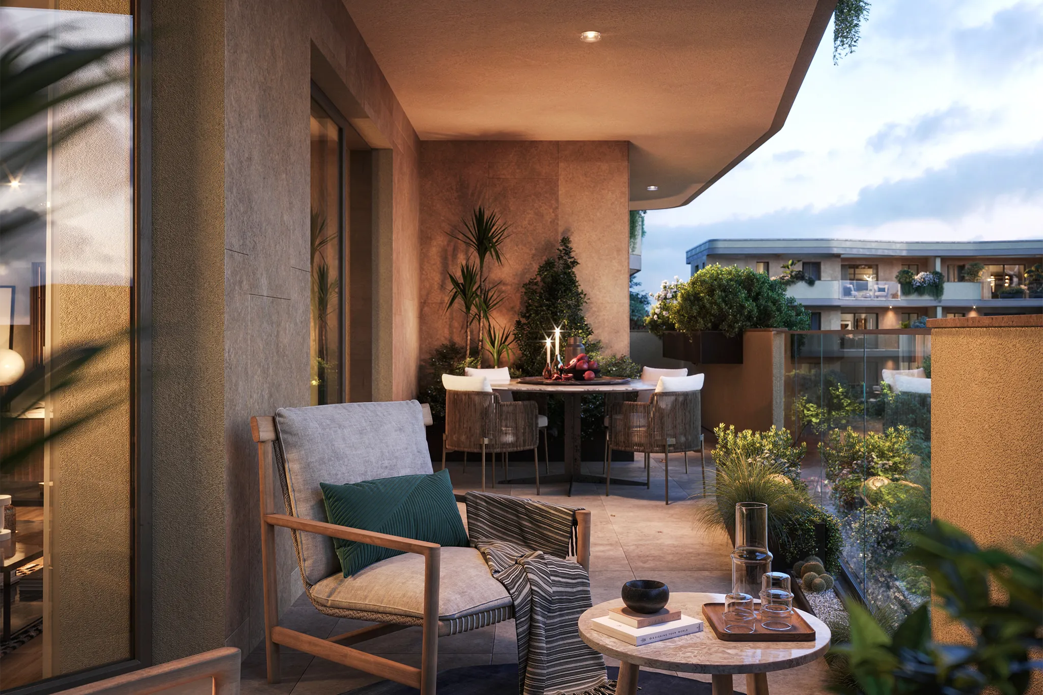 Terrazza moderna con poltrona beige, tavolino con bottiglie e bicchieri, e tavolo da pranzo con quattro sedie e decorazioni verdi.