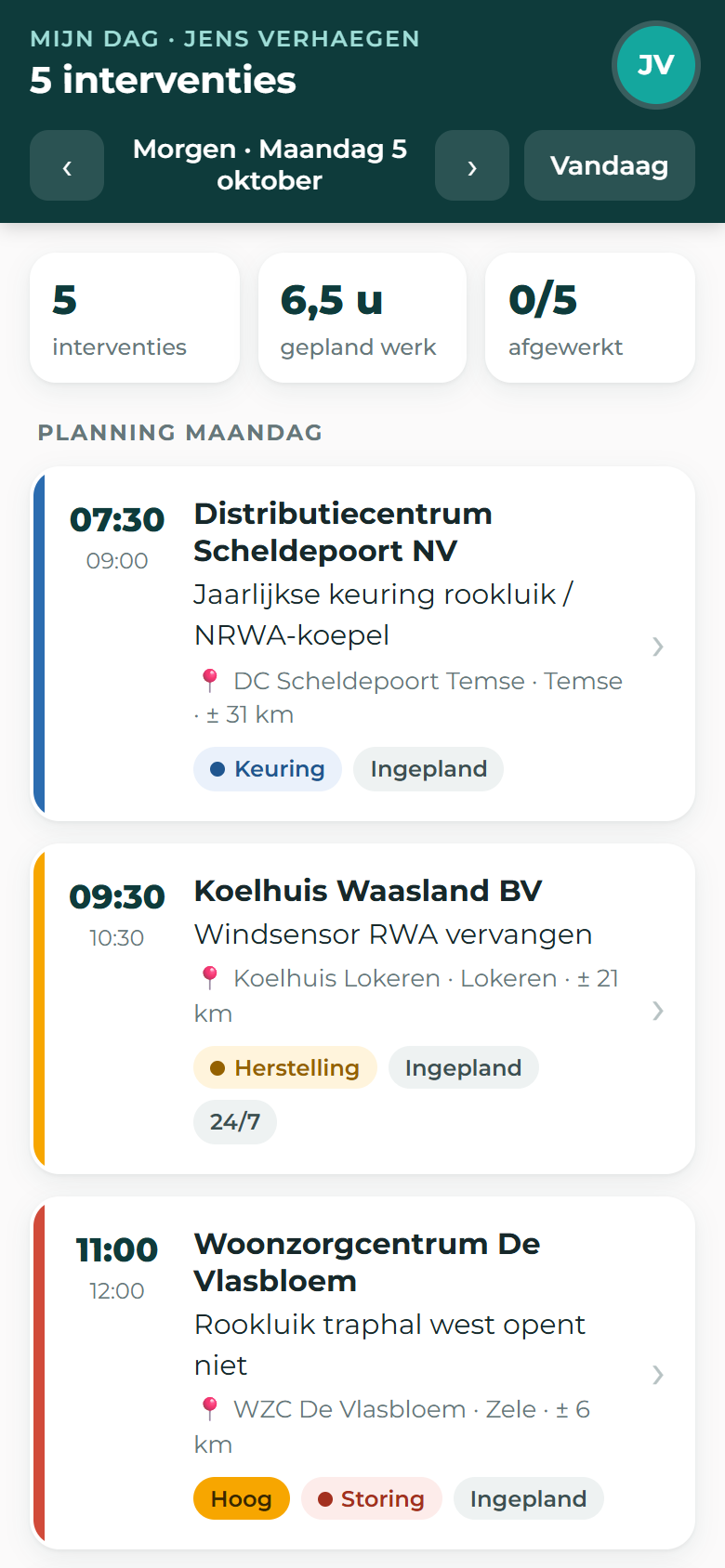 Techniekersapp op een gsm met de dagplanning: vijf interventies met uur, klant, omschrijving, adres en labels voor type en prioriteit.
