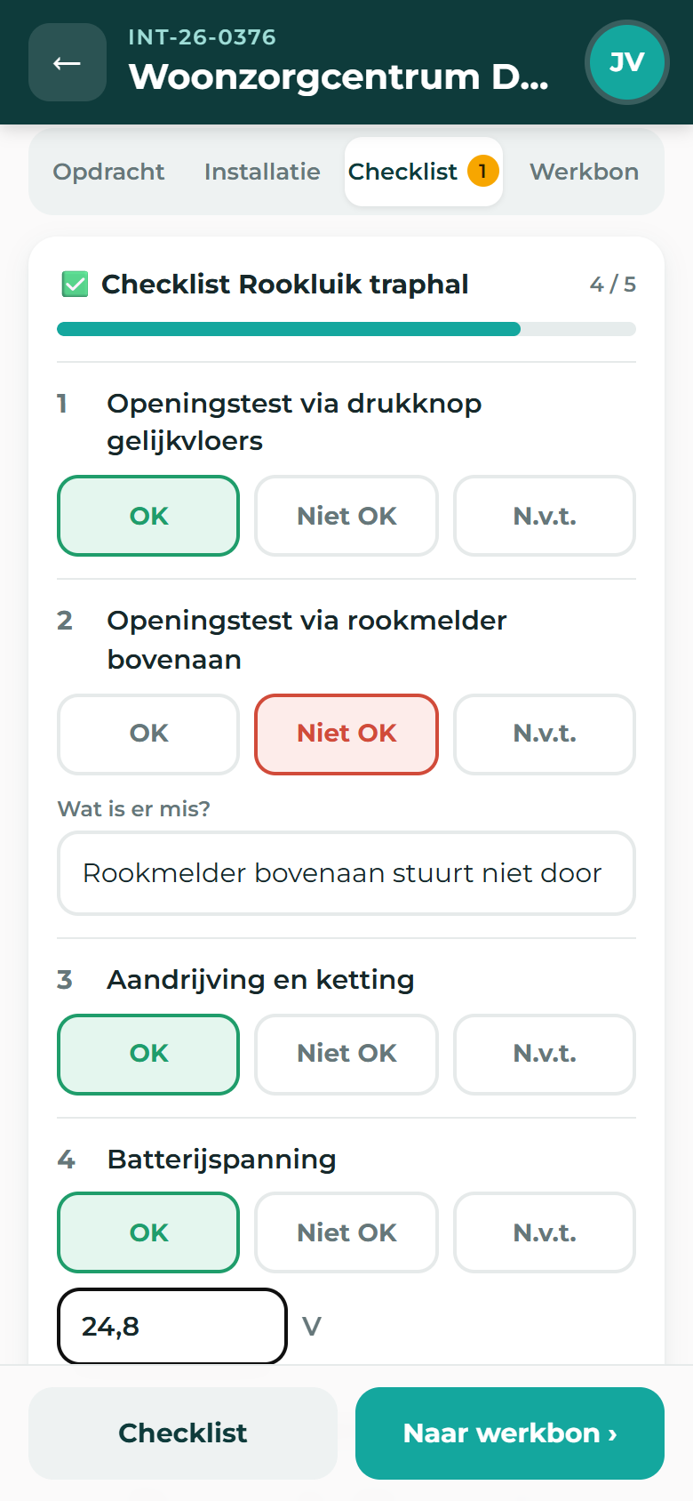 Checklist in de techniekersapp met per controlepunt grote knoppen voor OK, Niet OK en niet van toepassing, een opmerking bij een afwijking en een meetwaarde voor de batterijspanning.