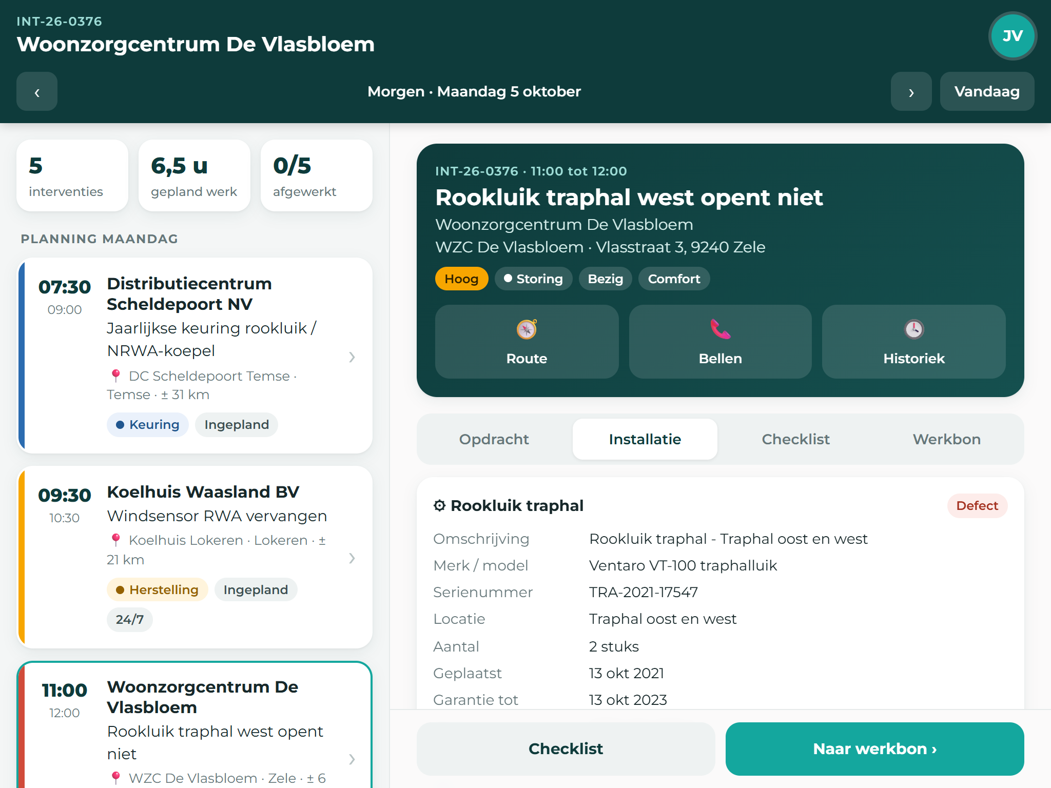 Techniekersapp op een tablet met links de dagplanning en rechts een storing aan een rookluik met knoppen voor route, bellen en historiek, en de gegevens van de installatie.