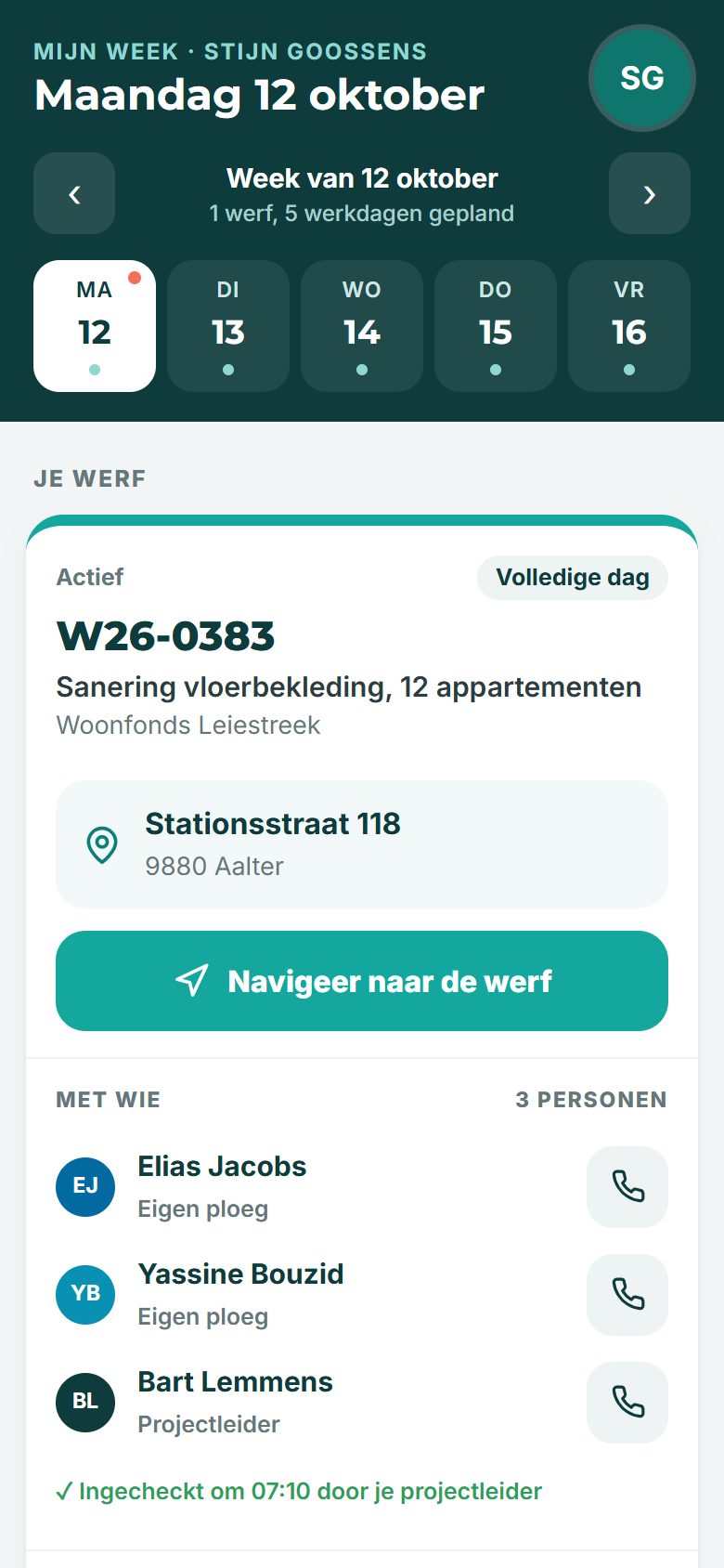 App Mijn week op een gsm voor technieker Stijn Goossens op maandag 12 oktober, met de werf, het adres, een grote knop om te navigeren en de collega's met wie hij die dag werkt.