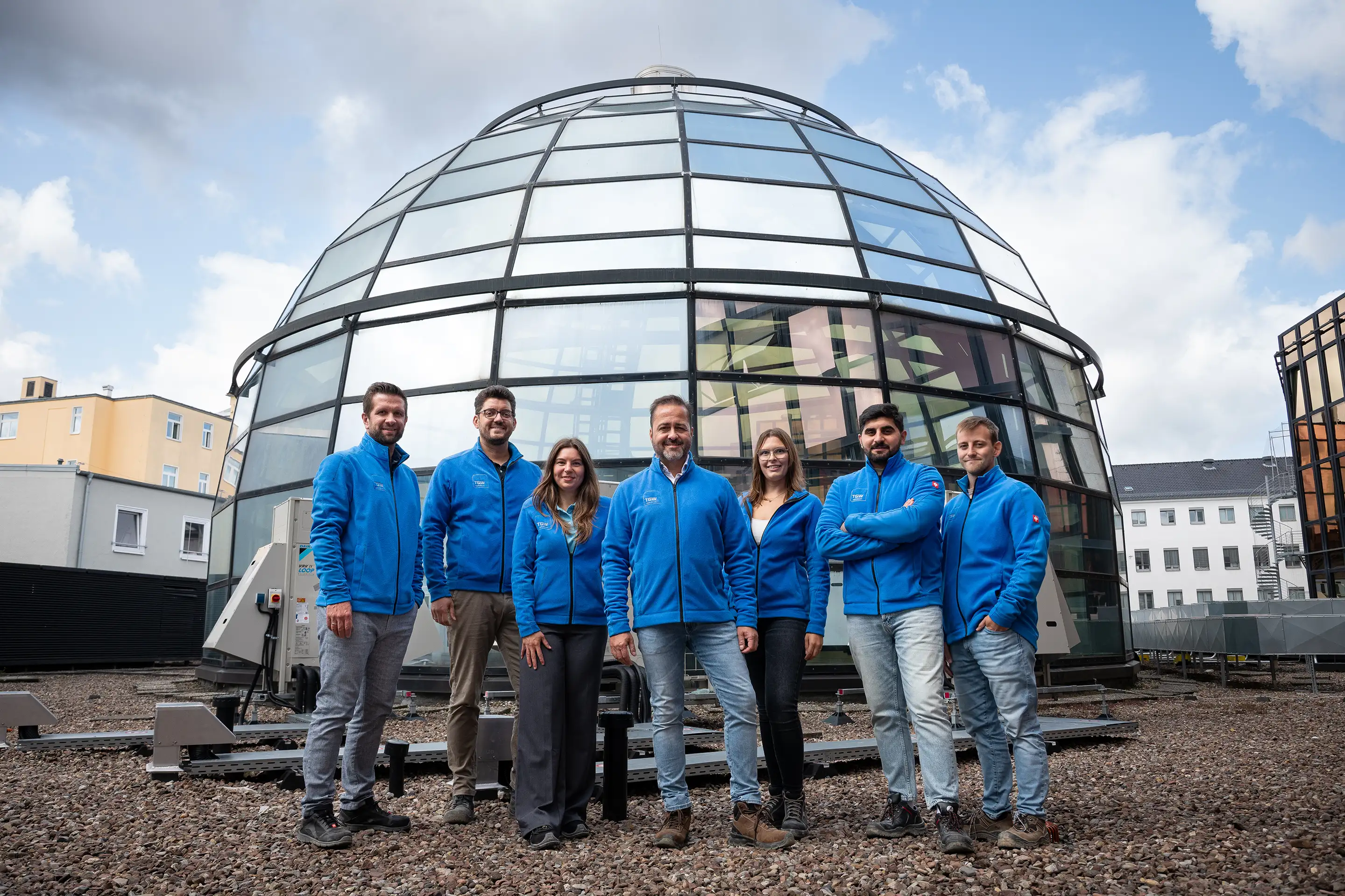 TGW Planung | Team vor Glaskuppel