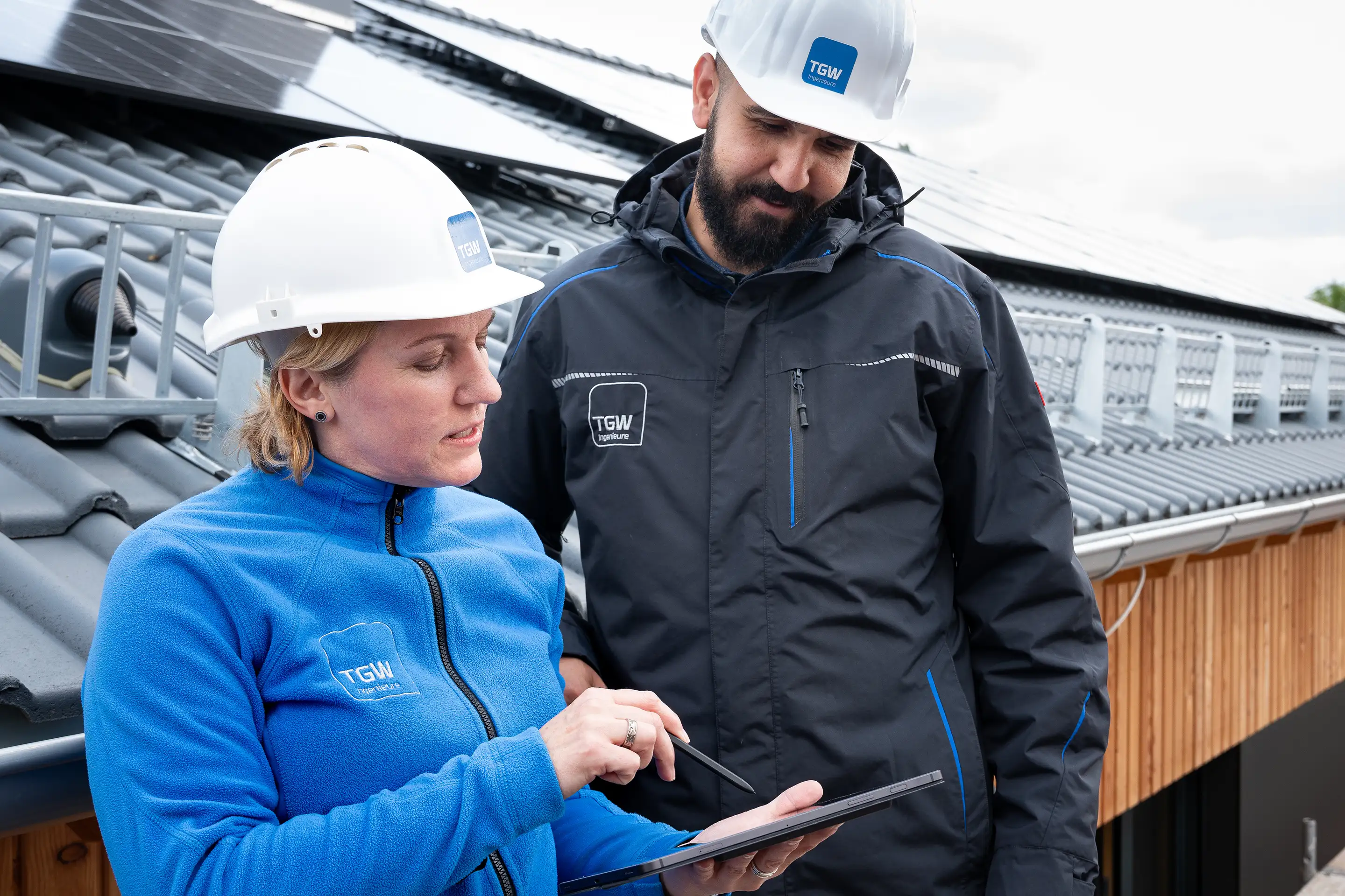 TGW Planung | Mitarbeiterin und Mitarbeiter auf Baustelle