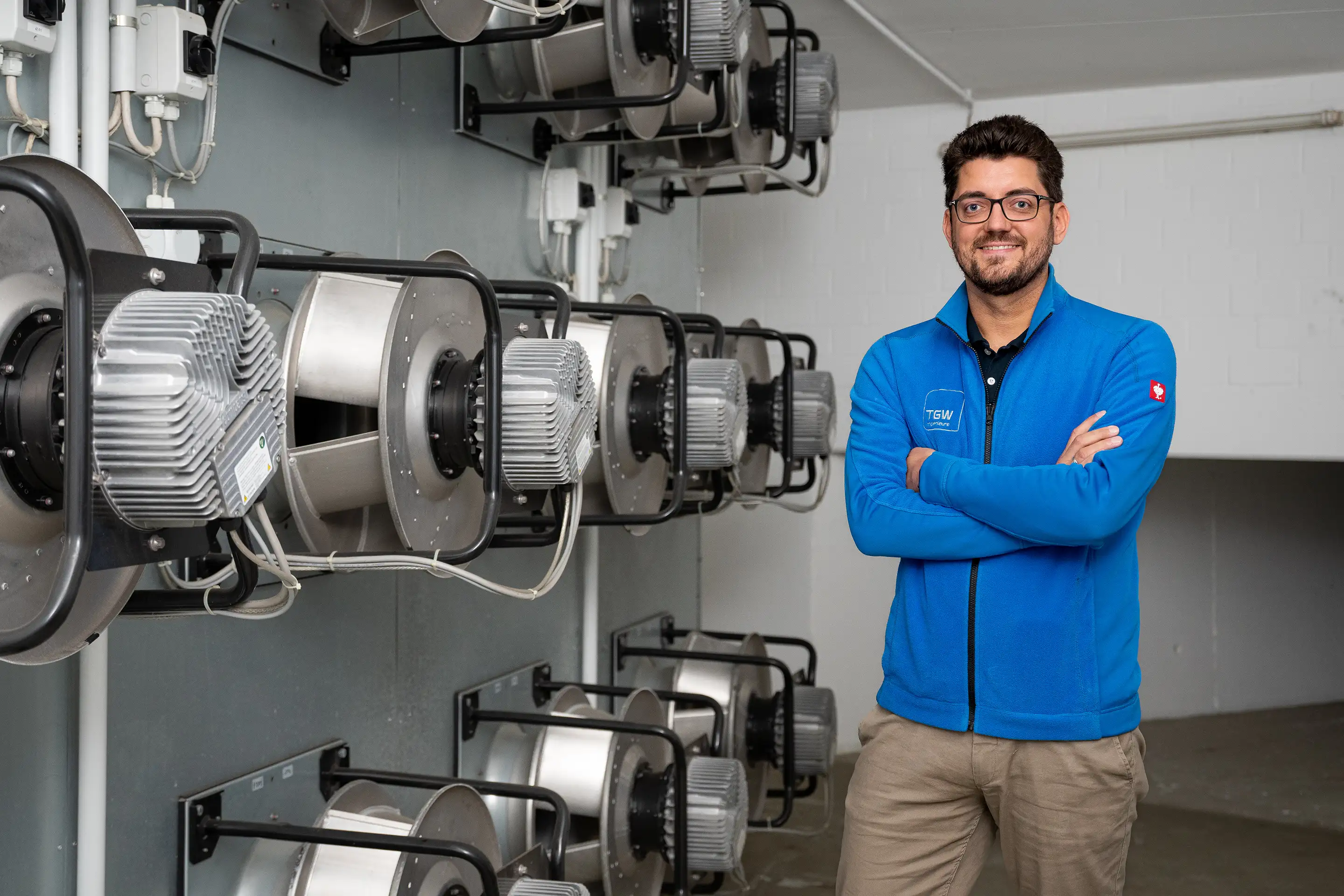 TGW Planung | Mitarbeiter vor technischer Anlage