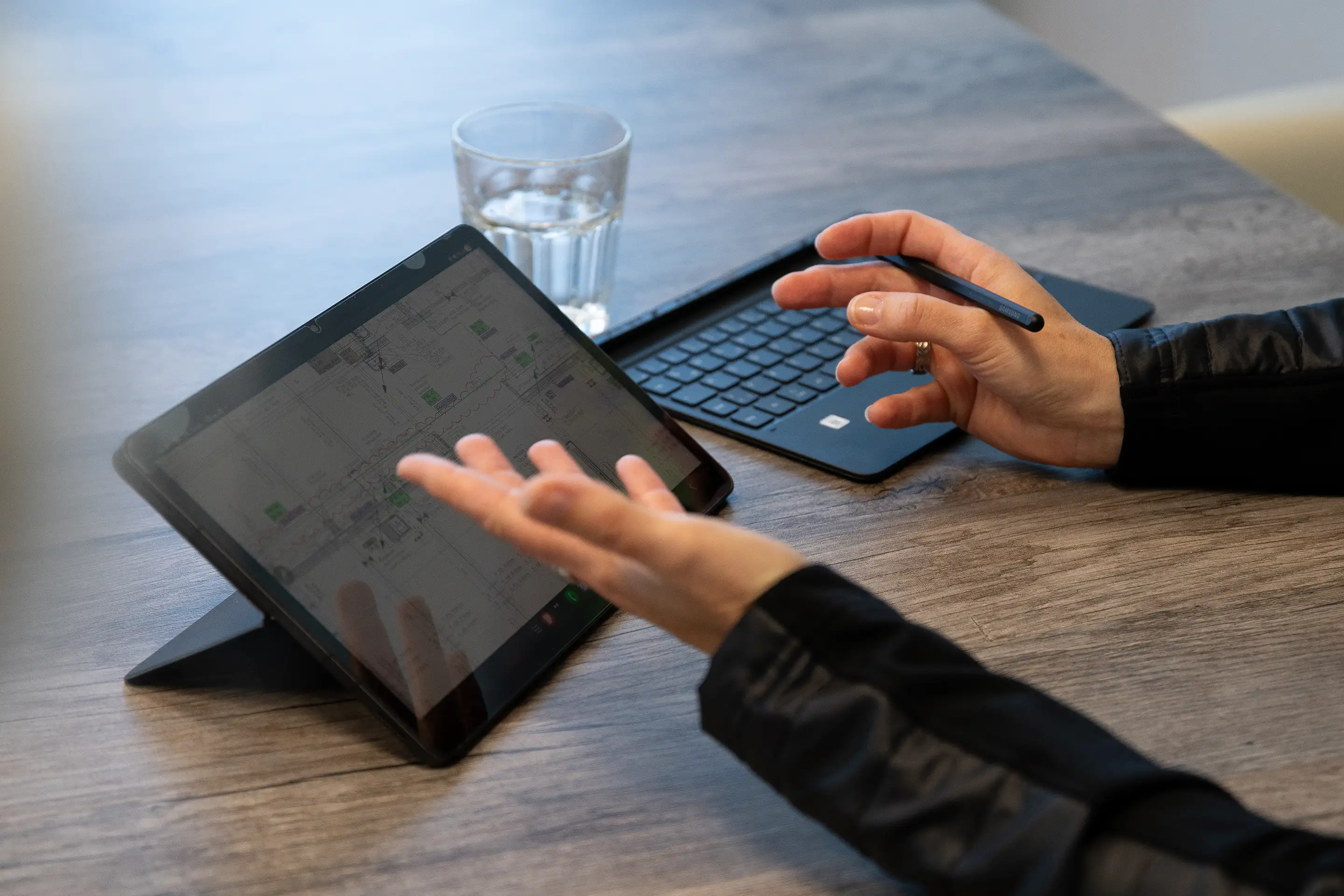 TGW Planung | Tablet auf Schreibtisch