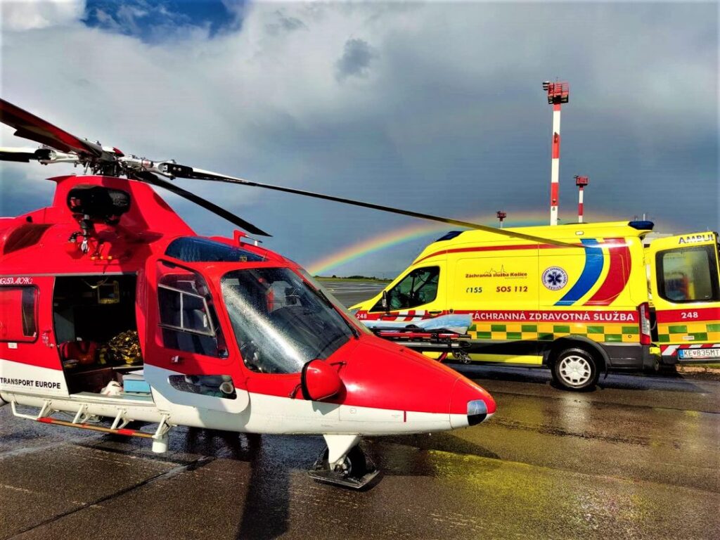 sanitka a záchranársky vrtuľník