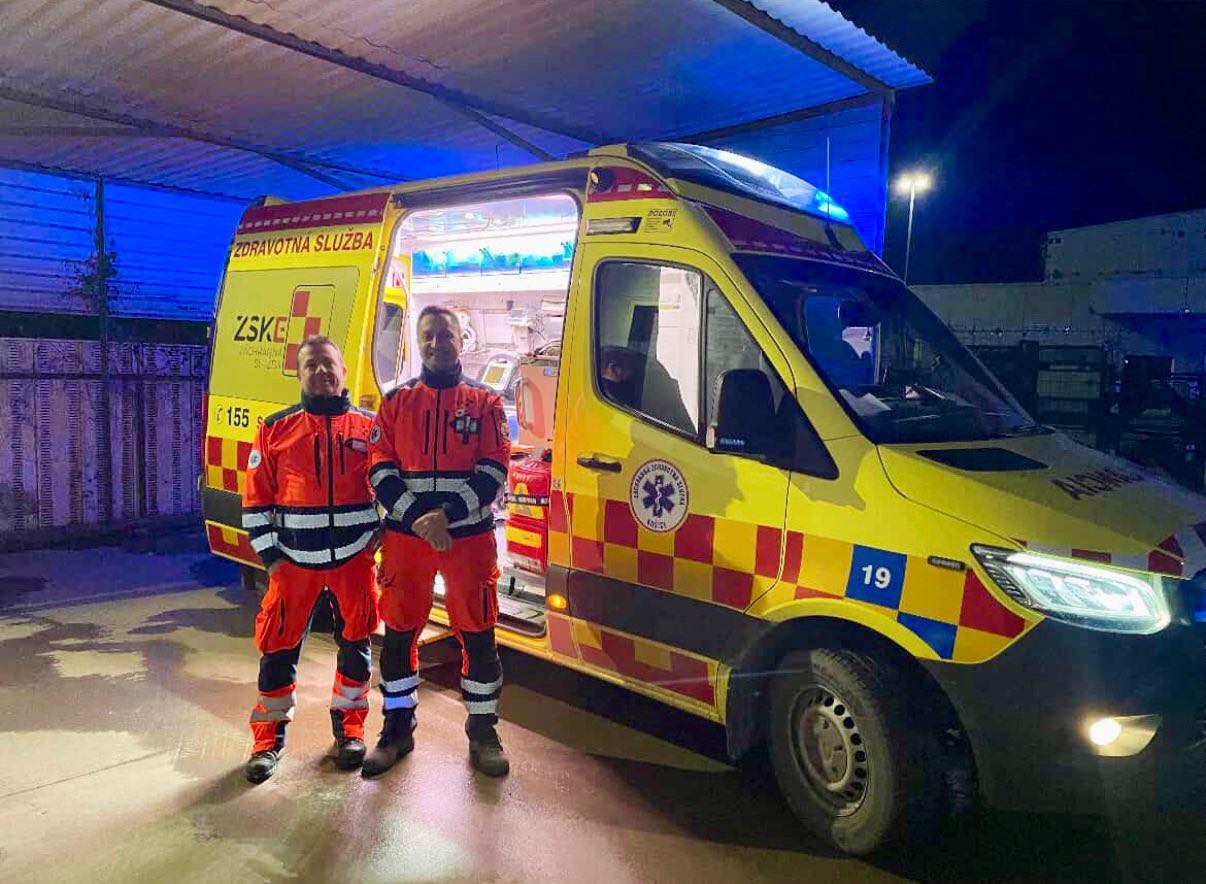 Košickí záchranári pred sanitkou