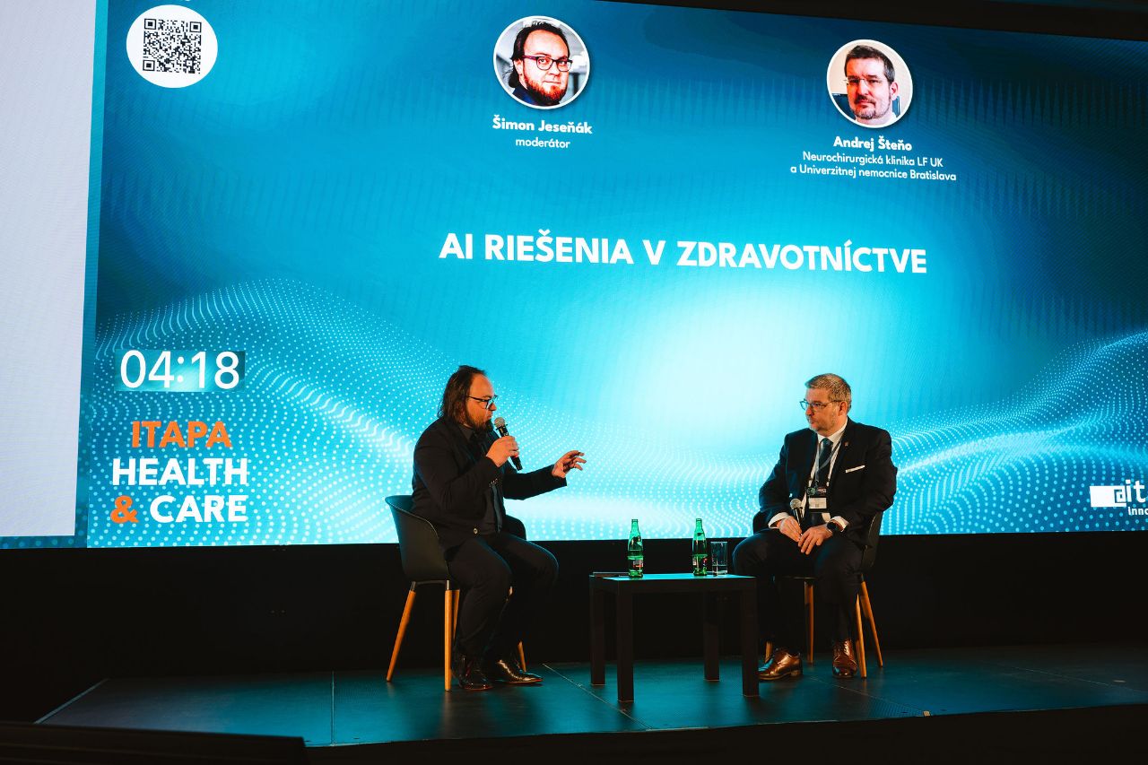 Moderátor konferencie Šimon Jeseňák a neurochirurg Andrej Šteňo hovoria AI-asistovaných operáciách mozgu