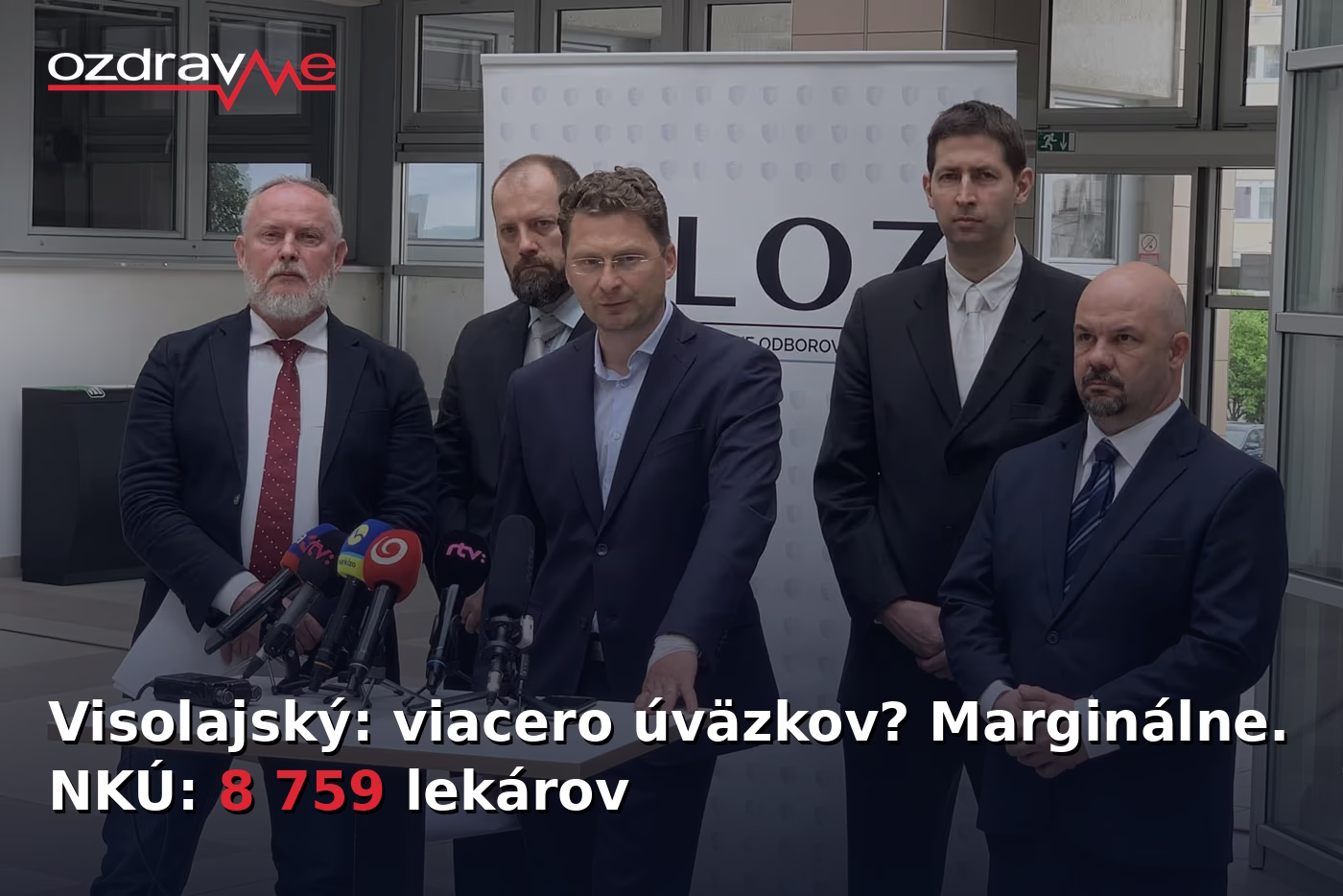 Predseda LOZ Peter Visolajský s vedením odborového združenia na tlačovej konferencii. Analýza Šimona Jeseňáka k téme viacúväzkovosti lekárov v slovenských štátnych nemocniciach.