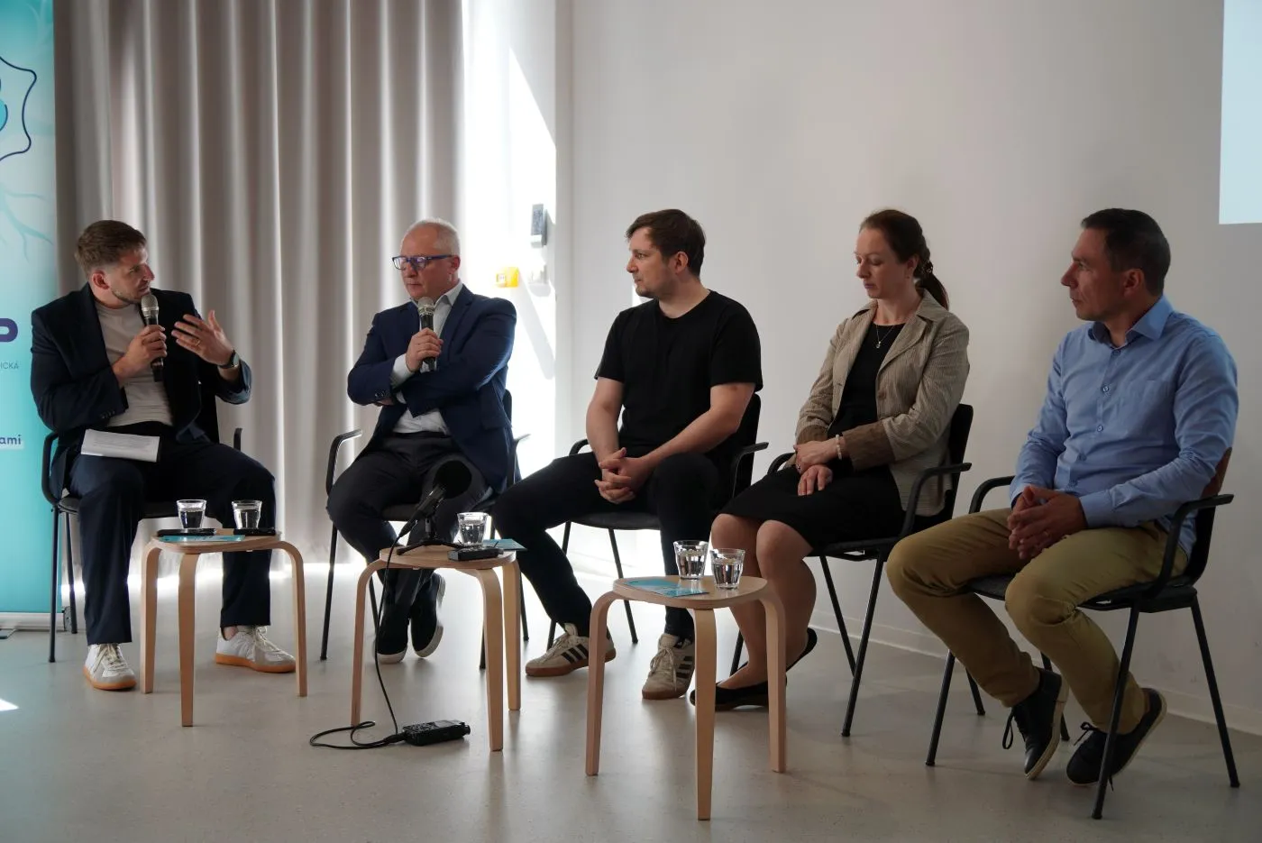 Na spoločnej fotografii sprava: Michal Psotný (pacient s gliómom a člen Slovenskej neuroonkologickej aliancie pacientov), MUDr. Andrea Kopániová z II. neurologickej kliniky LF UK a UNB, MUDr. Lukáš Tarbaj z Národného onkologického ústavu a MUDr. Kamil Koleják, PhD., MSc., primár neurochirurgie Nemocnice Bory.