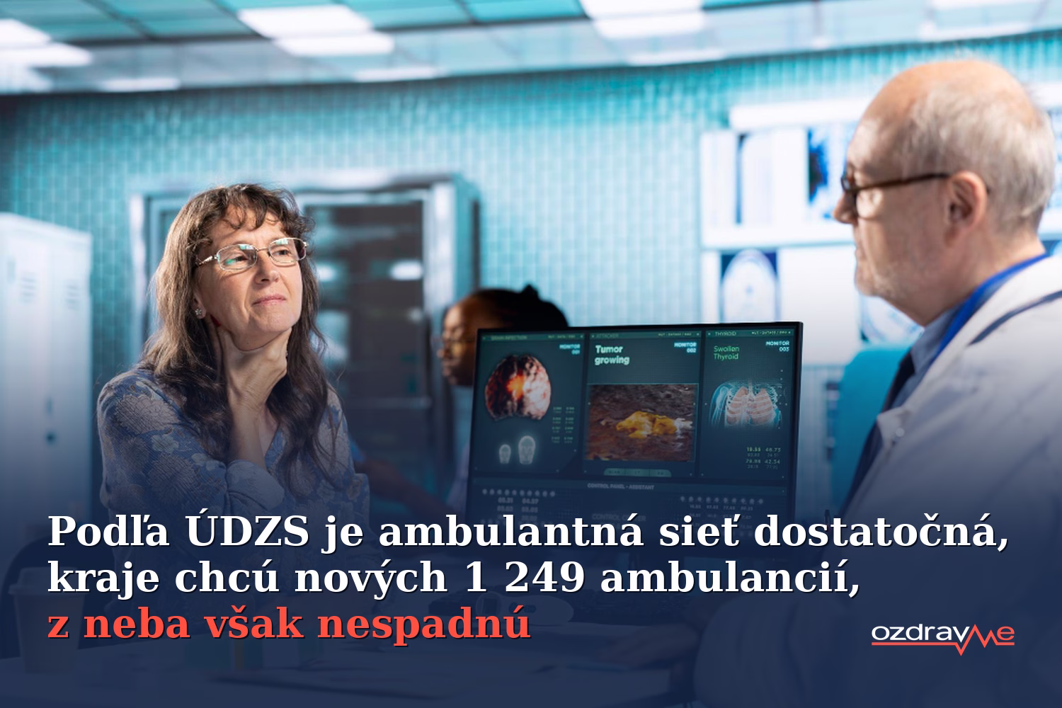 Pacientka a lekár v modernej ambulancii, medzi nimi monitory s diagnostickými snímkami