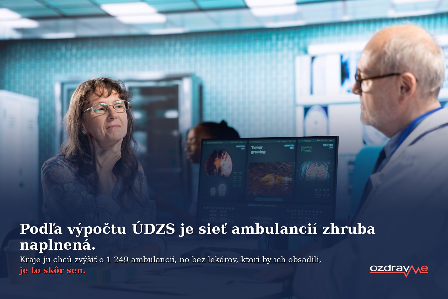 Pacientka a lekár v modernej ambulancii, medzi nimi monitory s diagnostickými snímkami
