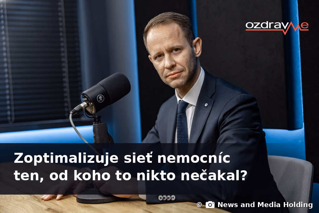 Šéf VšZP Matúš Jurových pred mikrofónom v podcastovom štúdiu. Foto: News and Media Holding