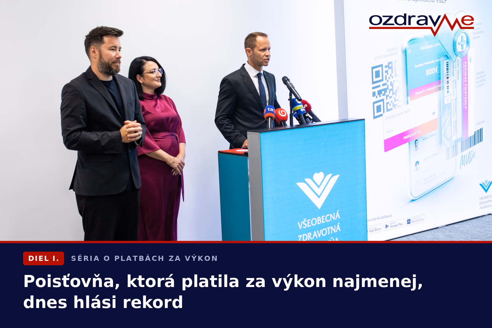 Predstavitelia Všeobecnej zdravotnej poisťovne za rečníckym pultom na tlačovej konferencii. Titulka prvého dielu série ozdravme.sk o platbách nemocniciam za výkon