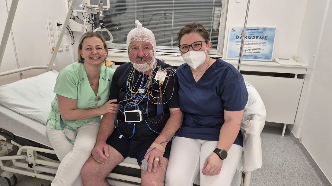 zdravotníci s pacientom v spánkovom laboratóriu