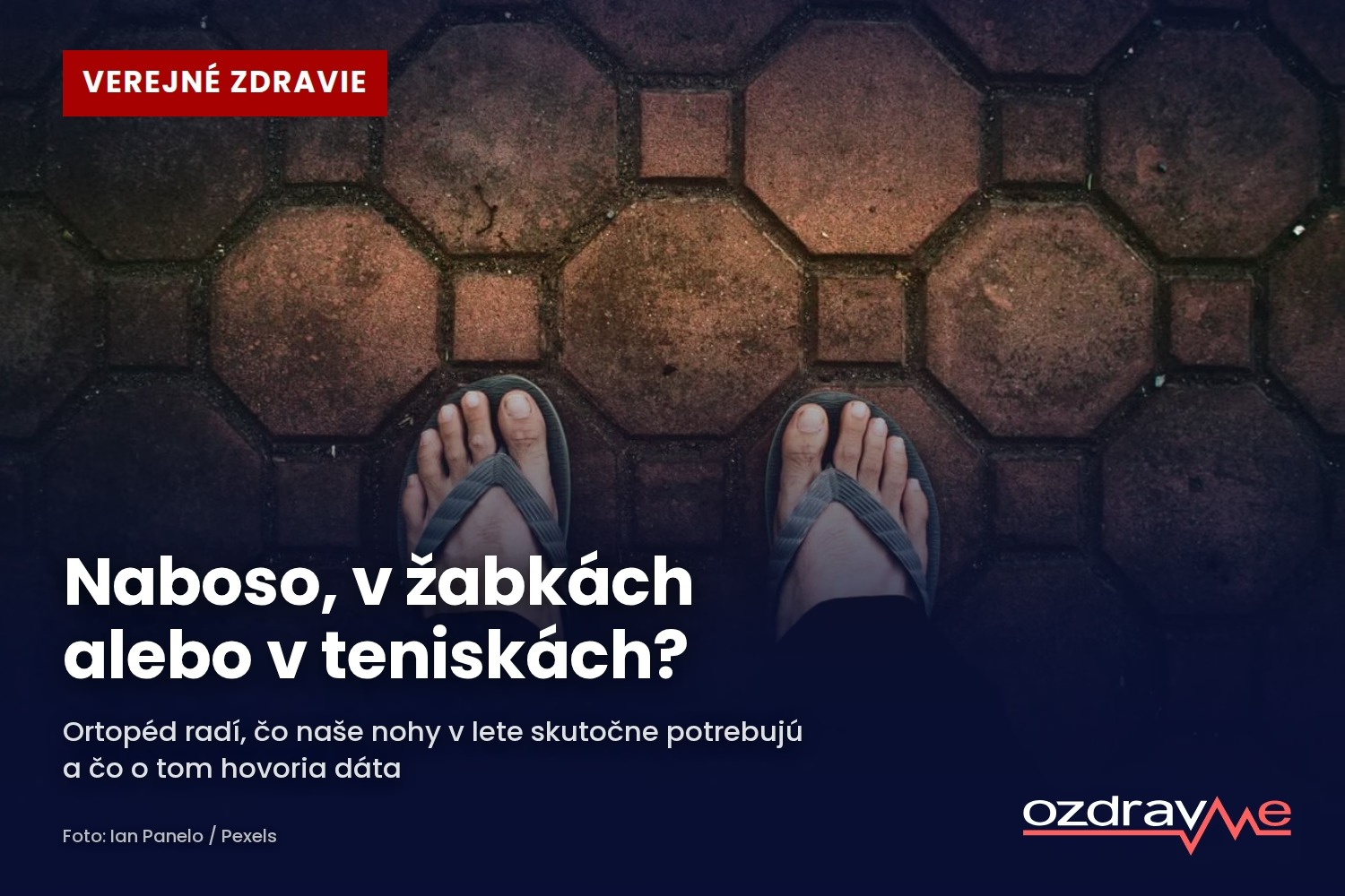 Pohľad zhora na nohy v gumených žabkách stojace na tehlovej dlažbe, ilustrácia k článku o tom, kedy je letná chôdza naboso alebo v šľapkách pre chodidlá bezpečná a kedy im škodí.