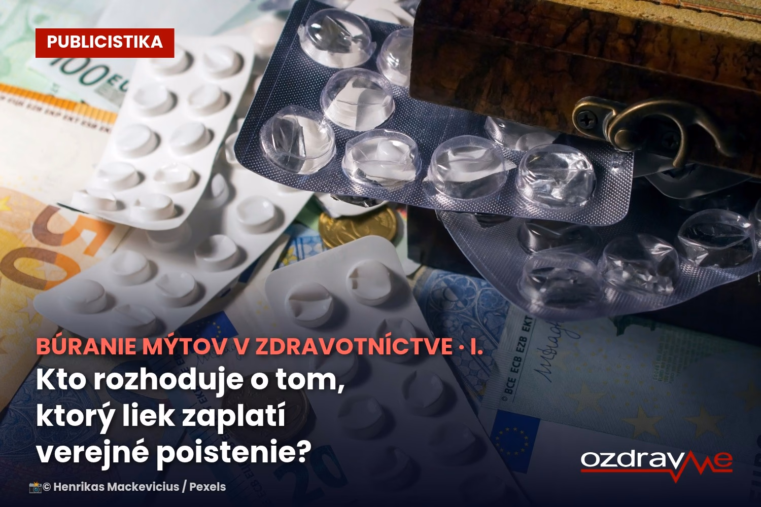 Blistre tabletiek rozložené na eurových bankovkách (100, 50 a 20 €) a 20-centová minca.