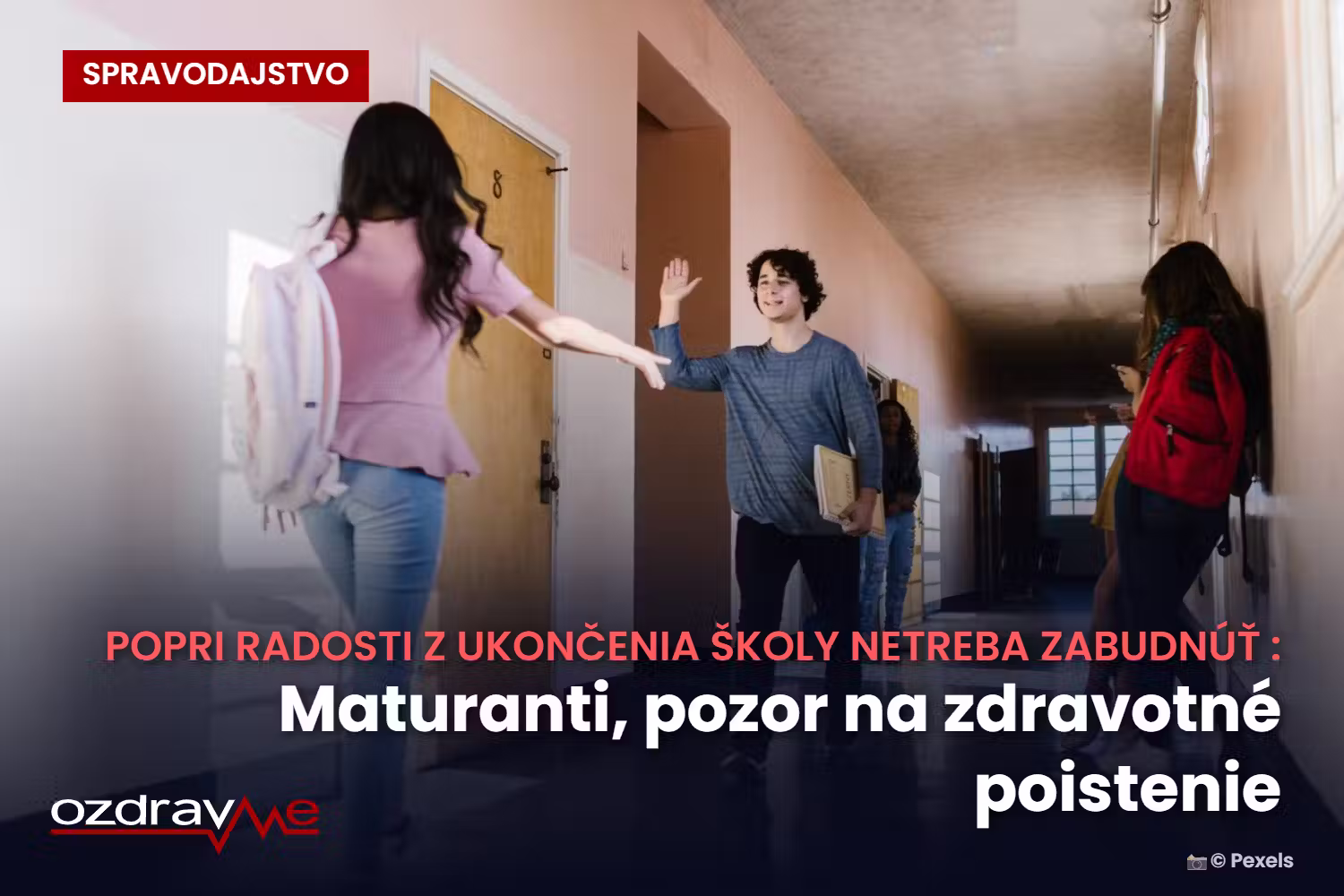 študenti sa stretnú na slnečnej chodbe