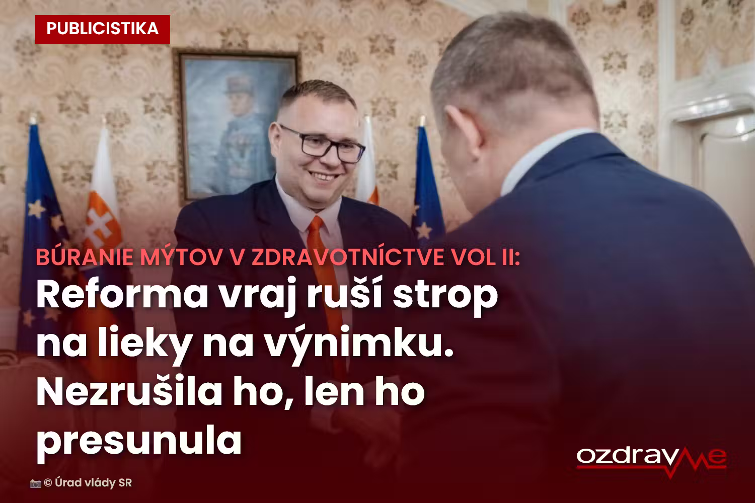 Verejný ochranca práv Róbert Dobrovodský si podáva ruku s premiérom Robertom Ficom v sále Úradu vlády SR.