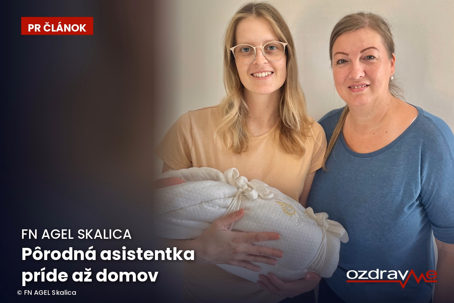 Pôrodná asistentka pomáha mamičke s dojčením novorodenca doma.