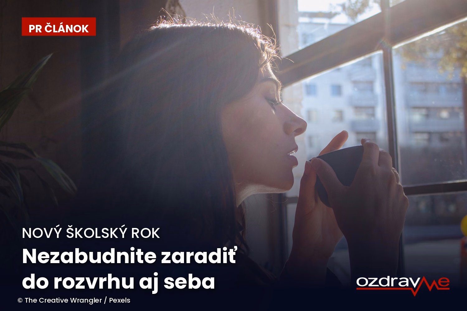 Žena sa pri okne na chvíľu zastaví s hrnčekom horúceho nápoja v rukách.