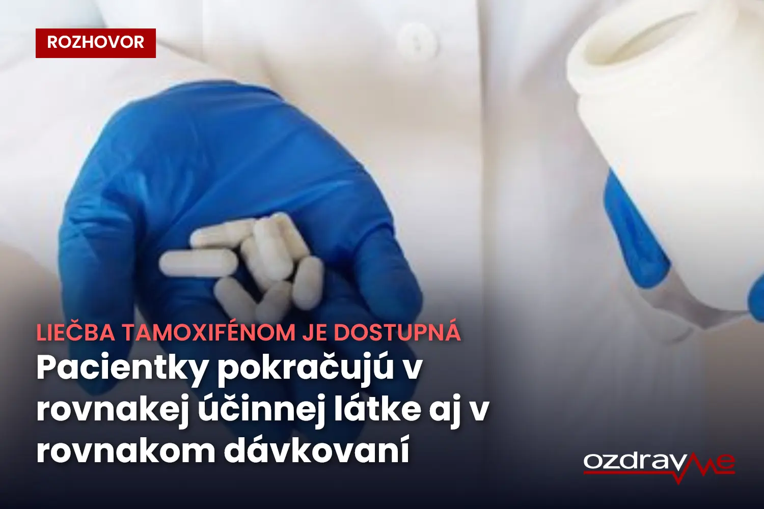 Zdravotník v bielom plášti drží otvorenú fľaštičku a biele tablety na dlani.