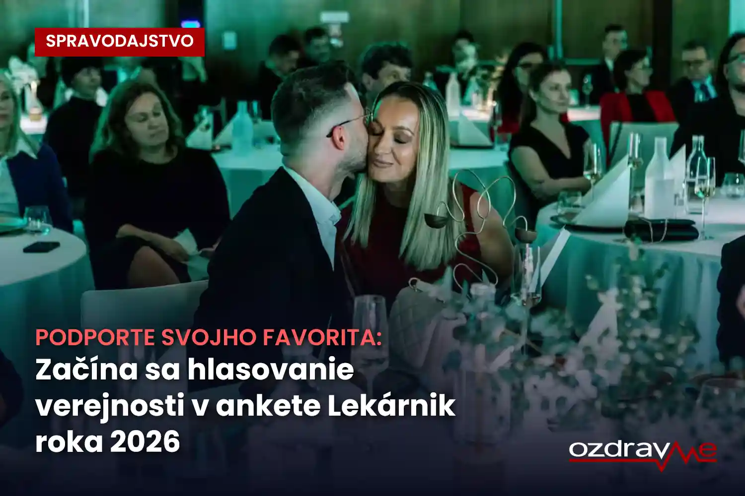 Farmaceutka za tárou v lekárni podáva pacientovi liek, ilustračný záber k ankete Lekárnik roka 2026