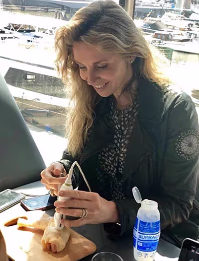 Drs. Ludy Holst oefent op kipfilet tijdens cursus