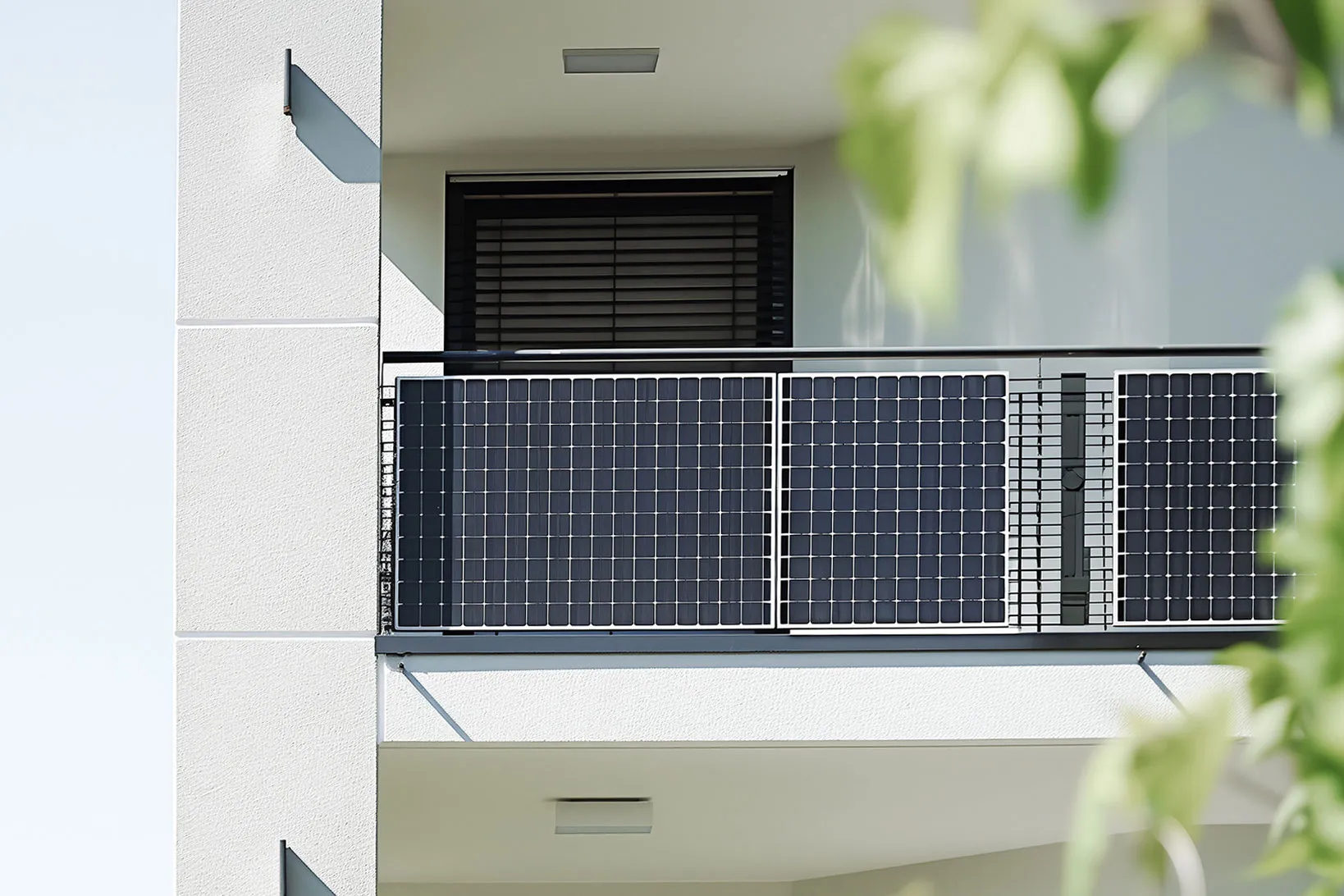 Balkon mit Solarpaneelen
