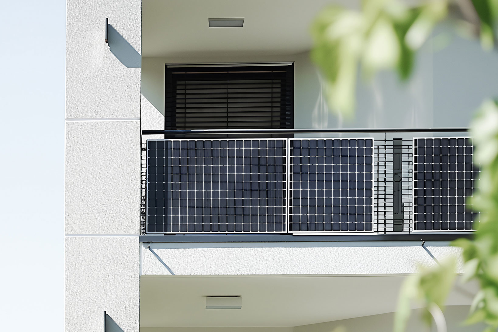 Balkon mit Solarpaneelen