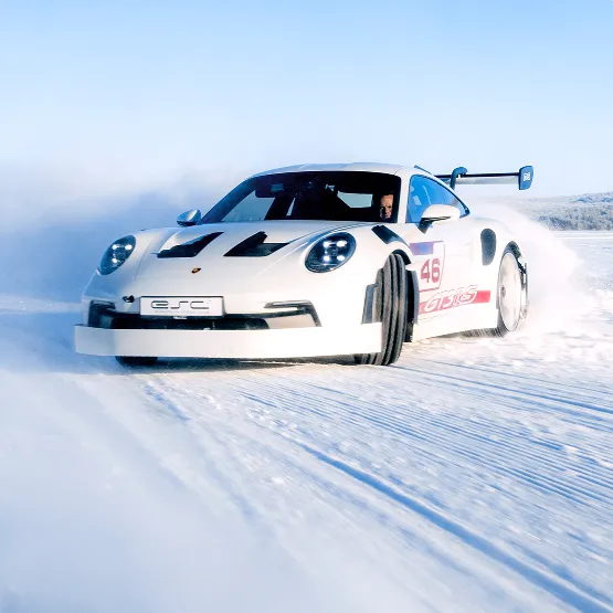 ESC European Speed Club: Ein weißer Porsche 911 GT3 RS driftet beim Icedriving-Event durch den Schnee.

