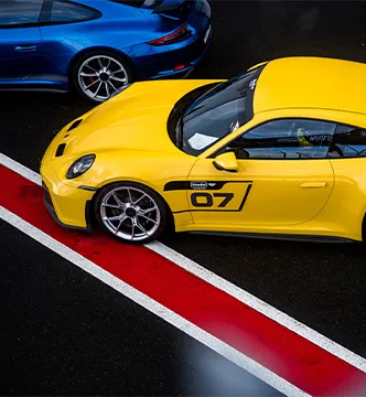 Gelber Porsche 911 GT3 des ESC aus der Vogelperspektive auf der Rennstrecke am Bilster Berg.

