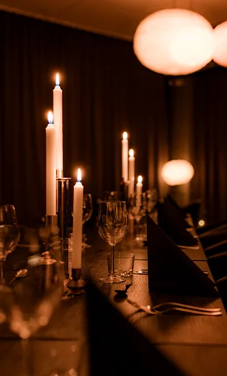 Elegantes Abendessen bei Kerzenschein als Teil eines gesellschaftlichen Events des ESC European Speed Club.

